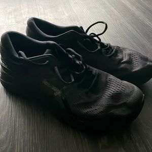 ASICS KAYANO 24! Mens 12. Black. Like new!